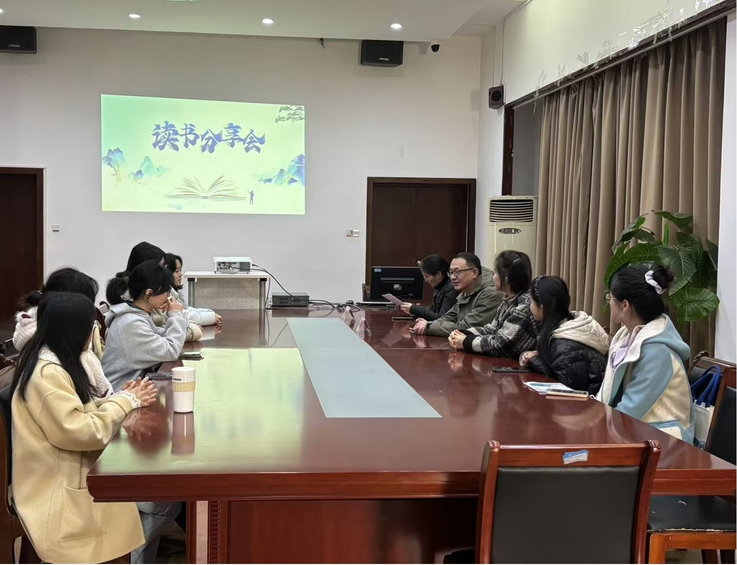 以书为媒,共赴思想之约--校助理团举办首届读书分享会 - 最新动态 - 图书馆